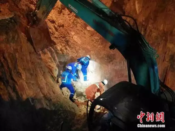 Chinese woman Saved By Firefighters After Being Trapped In A Deep Well.[click to see Photos]